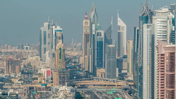Sheikh Zayed Road ve Difc'nin Dubai, Birleşik Arap Emirlikleri'ndeki hava saati ndeki gökdelenler.