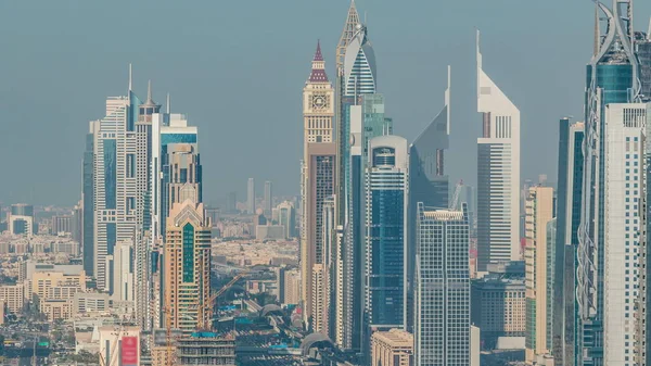 Sheikh Zayed Road ve Difc'nin Dubai, Birleşik Arap Emirlikleri'ndeki hava saati ndeki gökdelenler.