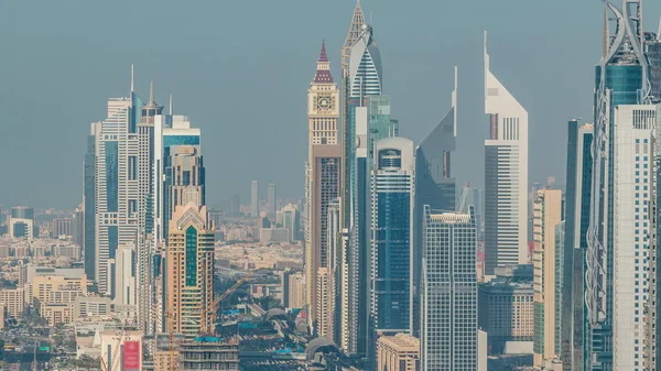 Arranha-céus em Sheikh Zayed Road e DIFC ar timelapse em Dubai, Emirados Árabes Unidos . — Fotografia de Stock