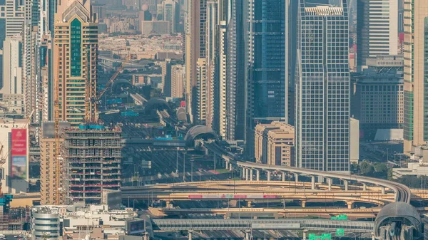 Arranha-céus em Sheikh Zayed Road e DIFC ar timelapse em Dubai, Emirados Árabes Unidos . — Fotografia de Stock