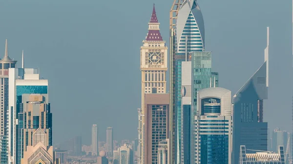 Arranha-céus em Sheikh Zayed Road e DIFC ar timelapse em Dubai, Emirados Árabes Unidos . — Fotografia de Stock