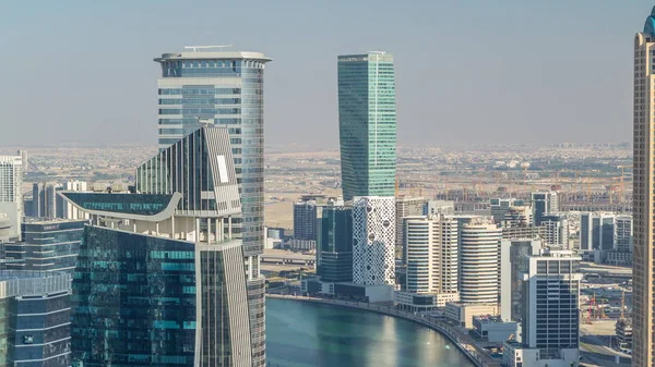 Powietrzna Panorama Dubai Business Bay z drapaczami chmur timelapse przed zachodem słońca. — Zdjęcie stockowe