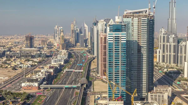 Rascacielos en Sheikh Zayed Road y timelapse aéreo DIFC en Dubai, EAU . —  Fotos de Stock