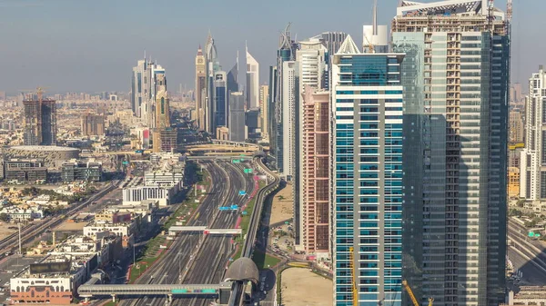 Sheikh Zayed Road ve Difc'nin Dubai, Birleşik Arap Emirlikleri'ndeki hava saati ndeki gökdelenler. — Stok fotoğraf