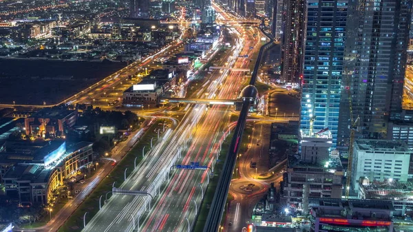 Vista aérea para o tráfego na estrada e arranha-céus Sheikh Zayed no centro da cidade de Dubai, Dubai, Emirados Árabes Unidos — Fotografia de Stock