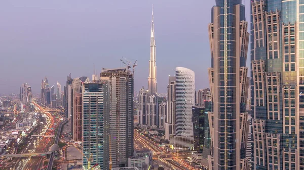 Večerní Panorama s moderními mrakodrapy a provozem na šajšské silnici den a noc v Dubaji, UAE. — Stock fotografie