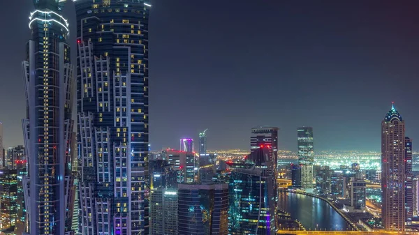 Vista aérea de torres en Business Bay con timelapse nocturno del canal de agua . —  Fotos de Stock