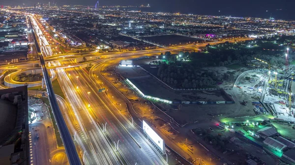 셰이크 자예드 도로와 교차로 야간 경과, 두바이, 아랍 에미리트에서 교통에 대한 공중 보기 — 스톡 사진
