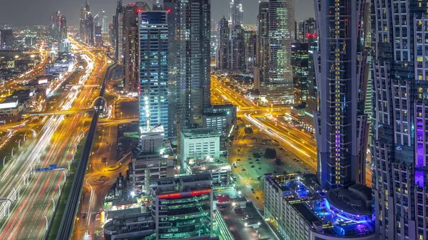 Widok z lotu ptaka na ulicę Sheikh Zayed Road i wieżowce na Dubai Downtown Night timelapse, Dubaj, Zjednoczone Emiraty Arabskie — Zdjęcie stockowe