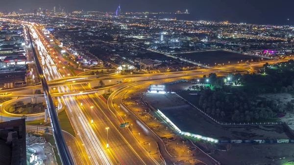 셰이크 자예드 도로와 교차로 야간 경과, 두바이, 아랍 에미리트에서 교통에 대한 공중 보기 — 스톡 사진