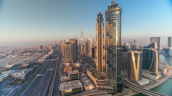 Západ slunce s moderními mrakodrapy a doprava na šajšské silnici s časovou docházky v Dubaji, UAE. — Stock fotografie