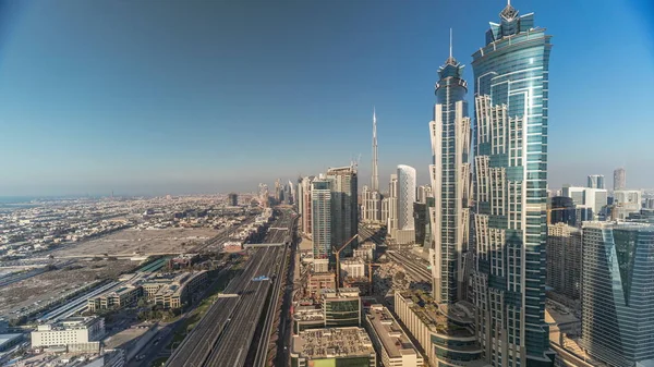 Západ slunce s moderními mrakodrapy a doprava na šajšské silnici s časovou docházky v Dubaji, UAE. — Stock fotografie