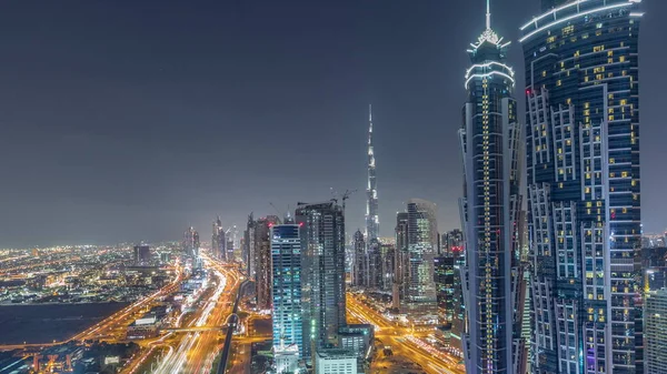 Kvälls skyline med moderna skyskrapor och trafik på Sheikh Zayed Road Night Timelapse i Dubai, UAE. — Stockfoto