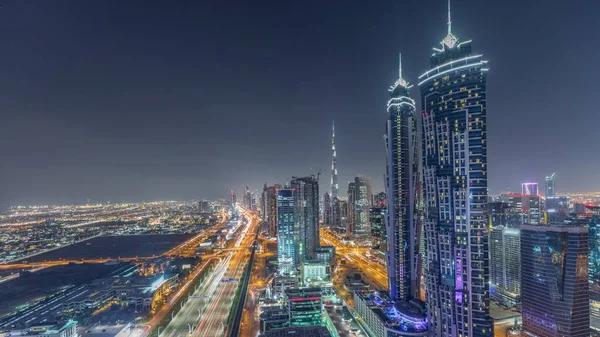 Linha do horizonte da noite com arranha-céus modernos e tráfego no sheikh zayed road night timelapse em Dubai, Emirados Árabes Unidos . — Fotografia de Stock