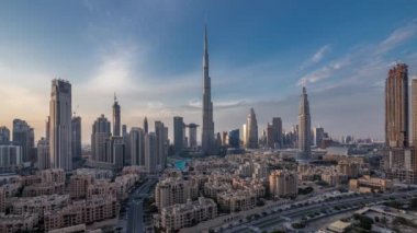 Dubai Downtown silueti Gece gündüz Burj Khalifa ve Diğer kuleleri Dubai'de üstten paniramic görünümü ile timelapse