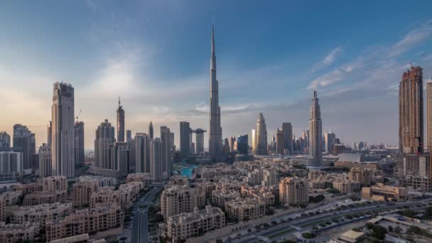 Dubai Centro skyline día a noche timelapse con Burj Khalifa y otras torres vista panirámica desde la parte superior de Dubai — Vídeos de Stock