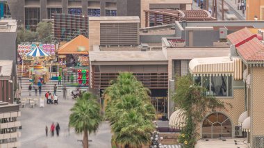 Dubai, Bae Jbr timelapse tatilde yürüyüş ve güneşlenme plaj ve turistlerin havadan görünümü