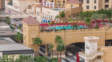 Dubai, Bae Jbr timelapse tatilde yürüyüş ve güneşlenme plaj ve turistlerin havadan görünümü