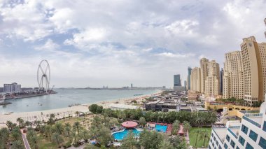 Dubai, Bae Jbr timelapse tatilde yürüyüş ve güneşlenme plaj ve turistlerin havadan görünümü