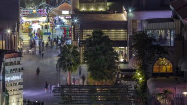 Dubai, Bae'de gökdelenler gece saatlerinde Jbr'de yürüyen plaj ve turistlerin havadan görünümü