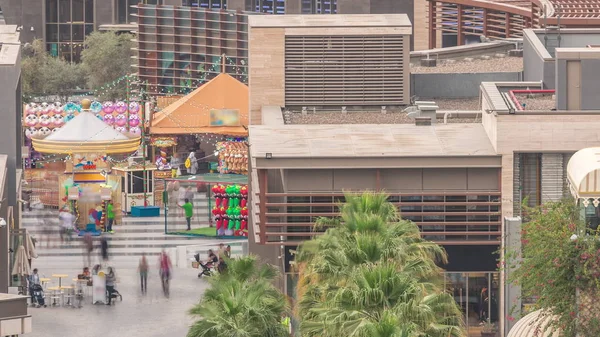 Vista aérea de la playa y los turistas caminando y tomando el sol de vacaciones en JBR timelapse en Dubai, Emiratos Árabes Unidos — Foto de Stock