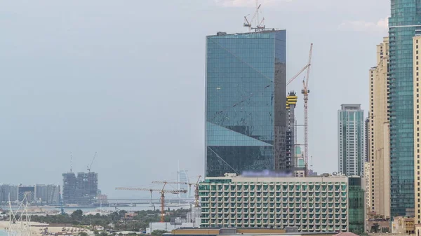 在阿联酋迪拜，海滩和游客在 Jbr 与摩天大楼日夜漫步的鸟瞰图 — 图库照片