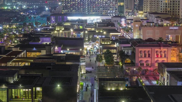 Vista aérea da praia e turistas caminhando no JBR com arranha-céus noite timelapse em Dubai, Emirados Árabes Unidos — Fotografia de Stock