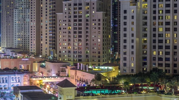 Vista aérea de la playa y los turistas caminando en JBR con rascacielos noche timelapse en Dubai, Emiratos Árabes Unidos —  Fotos de Stock