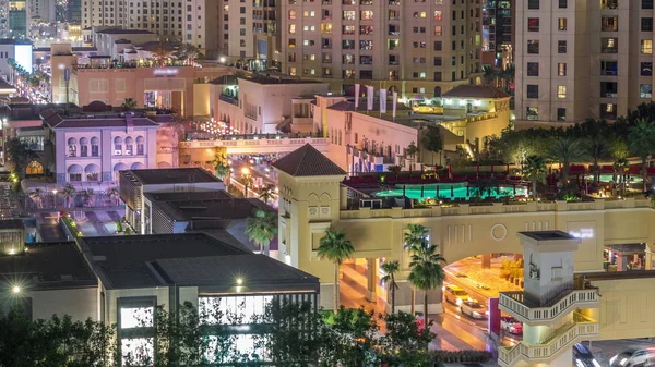 Vista aérea de la playa y los turistas caminando en JBR con rascacielos noche timelapse en Dubai, Emiratos Árabes Unidos —  Fotos de Stock
