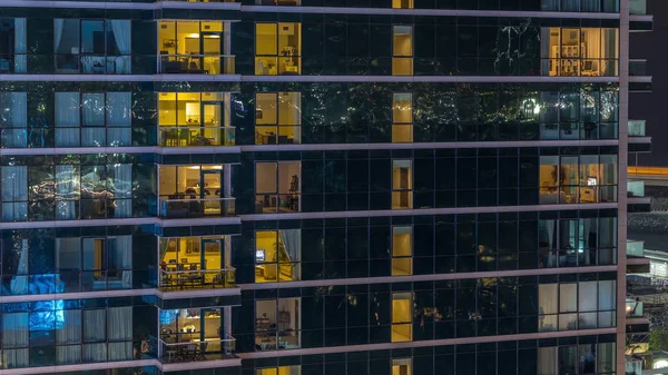 Janelas de apartamentos brilhantes à noite em arranha-céus de vidro timelapse — Fotografia de Stock