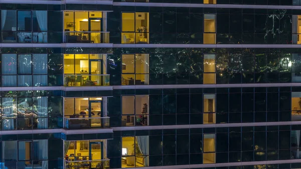 Appartamento luminoso finestre di notte in timelapse grattacielo di vetro — Foto Stock