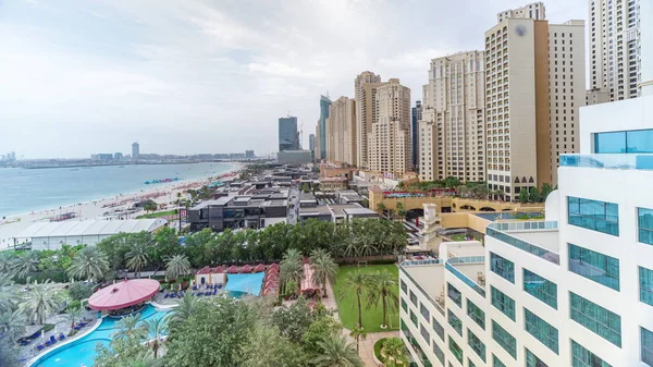 Luchtfoto van strand en toeristen wandelen en zonnebaden op vakantie in Jbr timelapse in Dubai, VAE — Stockfoto