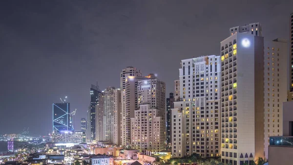 Вид на пляж і туристи, що ходять в Джумейра з хмарочосами вночі в Дубаї, ОАЕ — стокове фото