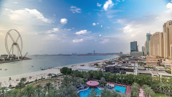 Вид с воздуха на пляж и туристов, гуляющих и загорающих на отдыхе в JBR Timelapse в Дубае, ОАЭ — стоковое фото