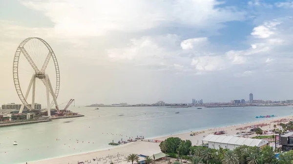 Widok z lotu ptaka na plażę i turystów spacery i opalanie na wakacjach w JBR timelapse w Dubaju, ZEA — Zdjęcie stockowe