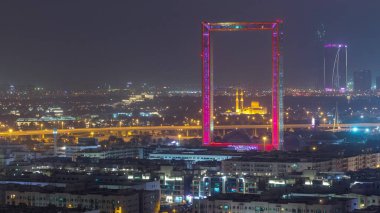 Dubai Frame Zabeel Mescidi camii ile gece timelapse aydınlatılmış.