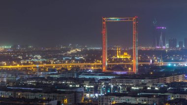 Dubai Frame Zabeel Mescidi camii ile gece timelapse aydınlatılmış.