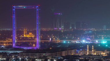 Dubai Frame Zabeel Mescidi camii ile gece timelapse aydınlatılmış.