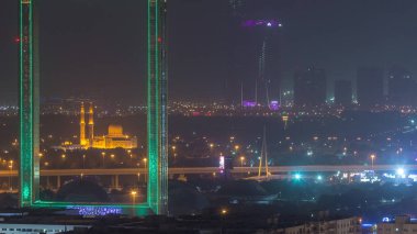 Dubai Frame Zabeel Mescidi camii ile gece timelapse aydınlatılmış.