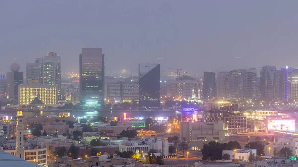 Deira edificios modernos y antiguos canal vista aérea de Dubai Creek día a noche timelapse . — Foto de Stock