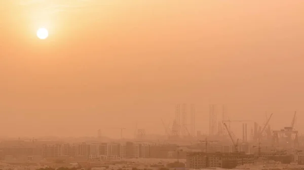 Puesta de sol durante la tormenta de arena sobre el puerto industrial en Dubai timelapse . — Foto de Stock