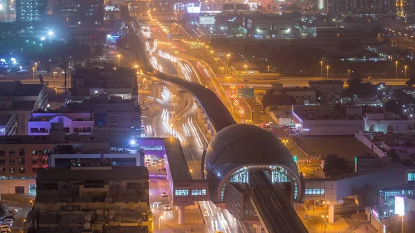 Metro station en het verkeer op de nachtelijke weg timelapse. Bovenaanzicht vanaf de bovenkant van het gebouw. — Stockfoto
