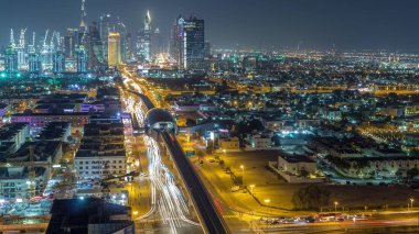 Güzel şehir merkezi ışıkları ve Sheikh Zayed karayolu trafik gece timelapse, Dubai, Birleşik Arap Emirlikleri ile Dubai silueti