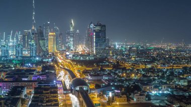 Güzel şehir merkezi ışıkları ve Sheikh Zayed karayolu trafik gece timelapse, Dubai, Birleşik Arap Emirlikleri ile Dubai silueti