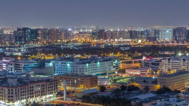 Deira modern ve eski binalar gece timelapse Dubai Creek gün kanal havadan görünümü.