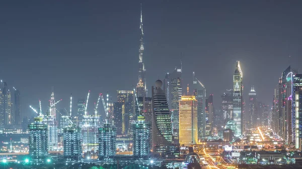 迪拜天际线与美丽的市中心灯光和谢赫扎耶德 — 图库照片