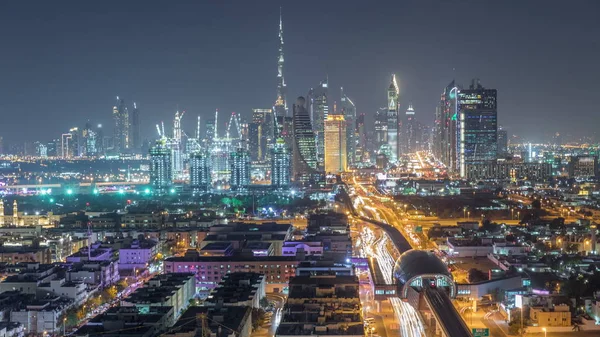 Dubai skyline con hermosas luces del centro de la ciudad y Sheikh Zayed tráfico por carretera noche timelapse, Dubai, Emiratos Árabes Unidos — Foto de Stock