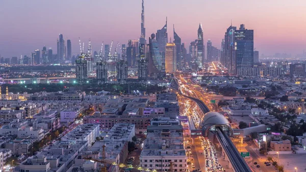 Güzel şehir merkezi ışıkları ve Sheikh Zayed yol trafik timelapse, Dubai, Birleşik Arap Emirlikleri ile gün batımından sonra Dubai silueti — Stok fotoğraf