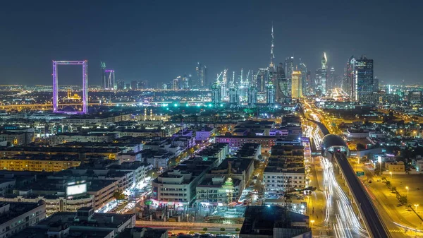 Dubai Skyline gyönyörű városközpont fények és Sheikh Zayed közúti közlekedési éjszakai TimeLapse, Dubai, Egyesült Arab Emírségek — Stock Fotó