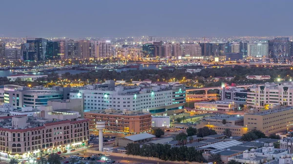 Deira edifícios modernos e antigos canal vista aérea de Dubai Creek dia a noite timelapse . — Fotografia de Stock
